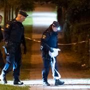 Polisen söker med hund och spärrar av på Ramels väg på Rosengård i Malmö efter en skottlossning i samband med ett grovt rån.