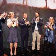 Sverigedemokraternas partiledare Jimmie Åkesson (SD) gläds över valresultatet tillsammans med från vänster Mattias Karlsson, Jessica Stegrud, Henrik Vinge, Julia Kronlid och Richard Jomshof under Sverigedemokraternas valvaka på Elite Hotel Marina Tower i Nacka 2022.