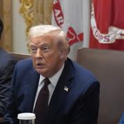 Donald Trump under kvällens regeringssammanträde i Vita huset.