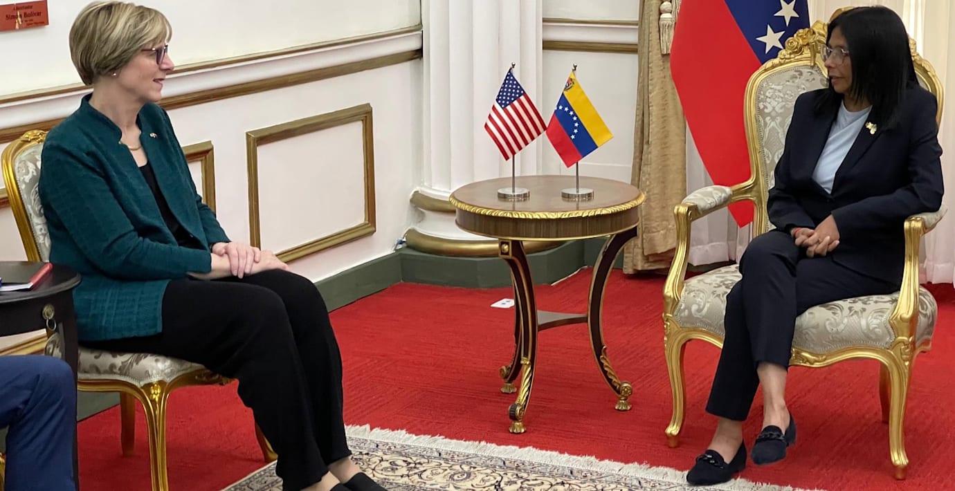 Laura Dogu och Delcy Rodriguez under mötet.