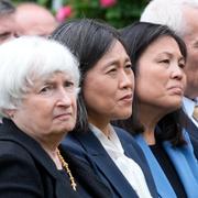 Finansminister Janet Yellen, handelsrepresentanten Katherine Tai och arbetsmarknadsminister Julie Su. 