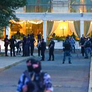 Polis utanför restaurangen där bomben exploderade under lördagskvällen.