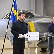 Ukrainas president Zelenskyj och Sveriges statsminister Ulf Kristersson framför ett Gripenplan.