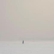 Afghanskt barn går i snön i utkanten av Kabul.