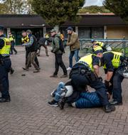 Poliser som hanterar oroligheter i Malmö i samband med en koranbränning. Arkivbild. 