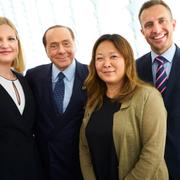 Delar av den moderata gruppen i EU-parlamentet tar en gruppbild tillsammans med Silvio Berlusconi under EU-parlamentets samling i Strasbourg. Frv Arba Kokalari, Silvio Berlusconi, Jessica Polfjärd och Tobias Tobé.