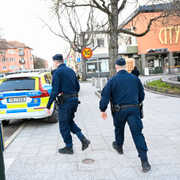  Poliser i Gubbängen och Nooshi Dadgostar (V)