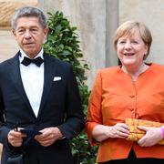 Joachim Sauer med hustrun Angela Merkel. Arkivbild.