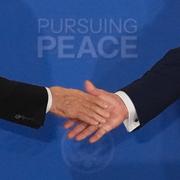 Putin och Trump skakar hand vid presskonferensen i Alaska.