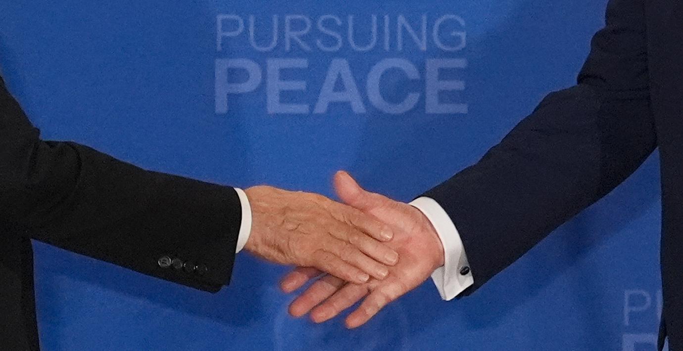 Putin och Trump skakar hand vid presskonferensen i Alaska.