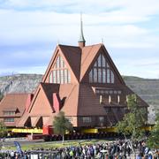 Kiruna kyrka flyttas på en specialkonstruerad vagn.