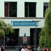 Arkivbild: En Wetherspoons-pub i norra London. Grundaren och styrelseordföranden Tim Martin beslutade sig i somras för att sluta servera fransk champagne och i stället rikta in sig på fler brittiskproducerade drycker på pubarna, som en förberedelse för brexit. 