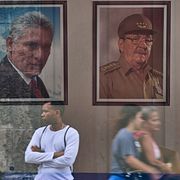 Foton av president Miguel Diaz-Canel samt tidigare ledarna Raul och Fidel Castro i Havana på Kuba.