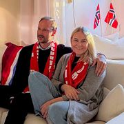 Bild som kungahuset delat från när kronprinsparet följde åttondelsfinalen mot Brasilien. 