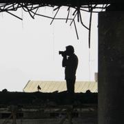 En journalist dokumenterar förödelsen i den iranska statstelevisionens byggnad i Teheran. 