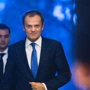 Tusk (mitten) under dagens besök i Bukarest