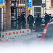 Poliser utanför skolan i samband med dådet.