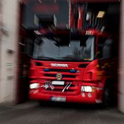 En brandbil lämnar stationen. Arkivbild.