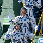 Till höger: Rymdfarkosten Soyuz MS-29 lämnar avfyringsrampen i Kazakstan. Till höger: Pjotr Dubrov, Anil Menon och Anna Kikina.
