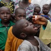 Barn i Nigeria får poliovaccin.