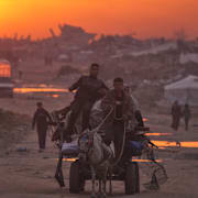 Palestinier i ett Gaza City som ligger i ruiner, 4 januari 2026.