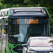 Israels premiärminister Benjamin Netanyahu, USA:s Donald Trump och en fullsatt buss.
