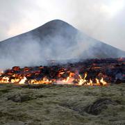 10 juli 10, 2023 visar rök som kommer från en lavaflod från ett vulkanutbrott från Litli-Hrútur på Island. 