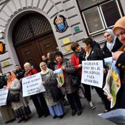 Protester mot Handke utanför den svenska ambassaden i Sarajevo.