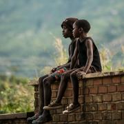 Två pojkar i staden Blantyre i södra Malawi.