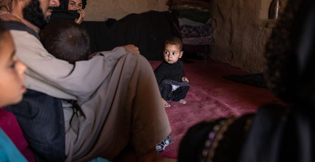 En afghansk fembarnsfamilj som blivit vräkt. Rädda barnen