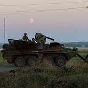 Ukrainska soldater på en pansarvagn nära gränsen mellan Ukraina och Ryssland.