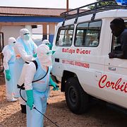 Sjukvårdspersonal sanerar en bil i Kongo-Kinshasa på torsdagen.