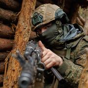 En rysk soldat under en militärövning. Bilden har distribuerats från Rysslands försvarsdepartement via nyhetsbyrån AP.