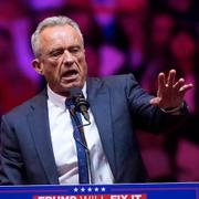 Robert F Kennedy Jr på Donald Trumps omtalade avslutande kampanjmöte i New York under natten mot söndag. 