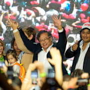 Nicolas Petro till höger om sin far, bild från 2022.  Fernando Vergara / AP