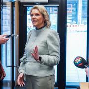 Sylvi Listhaug talar till pressen inför finansminister Jens Stoltenbergs pressträff. 