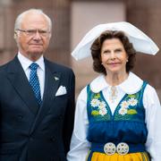 Kung Carl Gustaf och drottning Silvia på Logården vid Stockholms slott. 