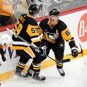 Jake Guentzel och Sidney Crosby firar segermålet.