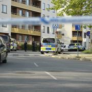 Avspärrningar vid brottsplatsen i Bredäng på måndagsmorgonen.