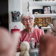 Keramikern Lisa Larson i sin ateljé i Nacka, 2016. 