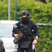 Bild från 4 augusti. Polis och nationella bombskyddet på plats vid ett flerfamiljshus i Trelleborg efter att misstänkt farligt föremål hittats. 