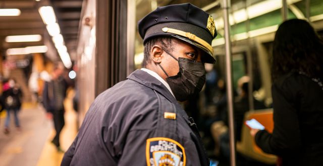 Polis i tunnelbanan. John Minchillo / AP