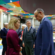 Donald Trump/Tysklands förbundskansler Friedrich Merz och EU-utrikeschef Kaja Kallas samtalar under torsdagens möte.