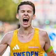 Andreas Almgren jublar vid målgången på VM i halvmaraton i Köpenhamn.