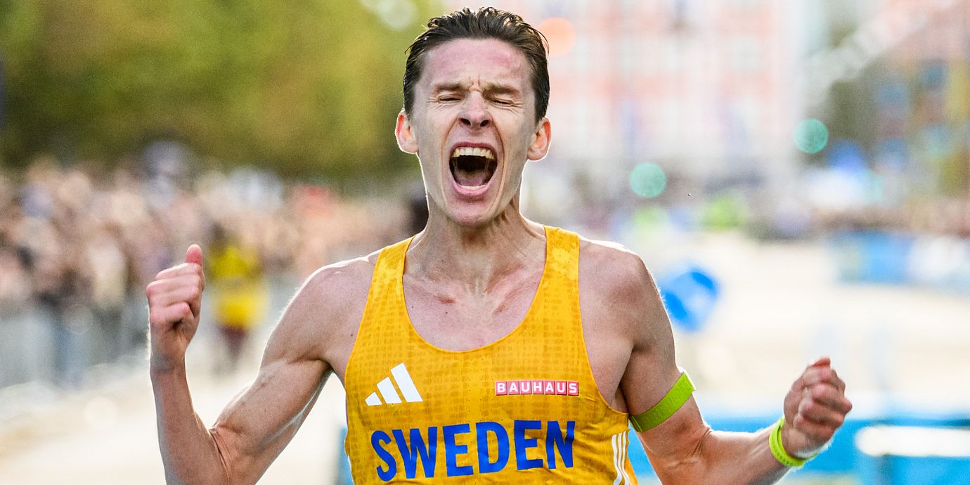 Andreas Almgren jublar vid målgången på VM i halvmaraton i Köpenhamn.