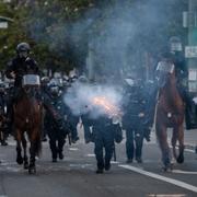 Polisen i Los Angeles skjuter gummikulor mot demonstranter
