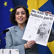 Utbildnings- och integrationsminister Simona Mohamsson (L) håller  upp en bild på Lars Leijonborg.