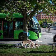 Arkivbild från slutet på maj: Blommor och ljus på måndagen på minnesplatsen för den 15-åriga flicka som dog när hon blev påkörd av en bil på ett övergångsställe.