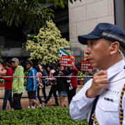 Polis bevakade demonstrationen.  Louise Delmotte / AP