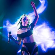 Zara Larsson under en konsert på Avicii Arena i Stockholm 2021.